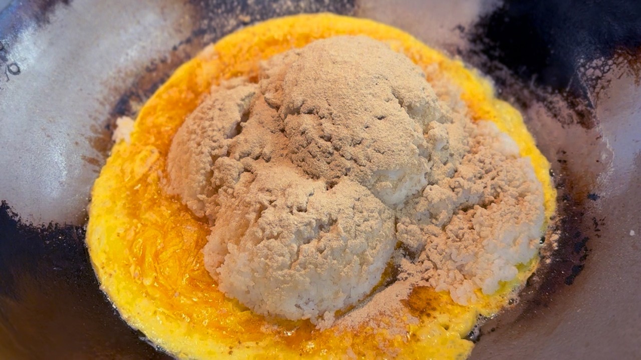 コショウ炒飯 Looks Mild. Hits Like Pepper.